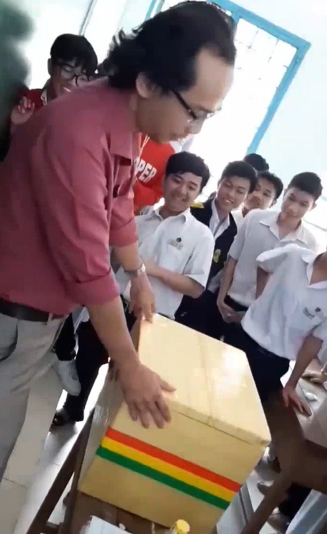 Học sinh tặng sinh nhật thầy thùng xốp chứa cả tiệm tạp hóa gây sốt Học sinh tặng sinh nhật thầy thùng xốp chứa cả tiệm tạp hóa gây sốt